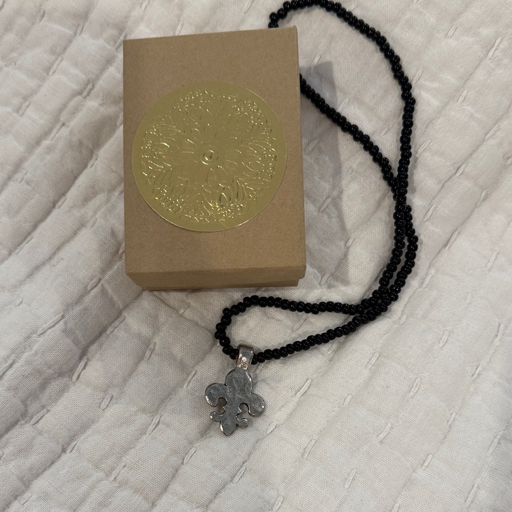 Silver Fleur-de-Lis Pendant Stretch Necklace